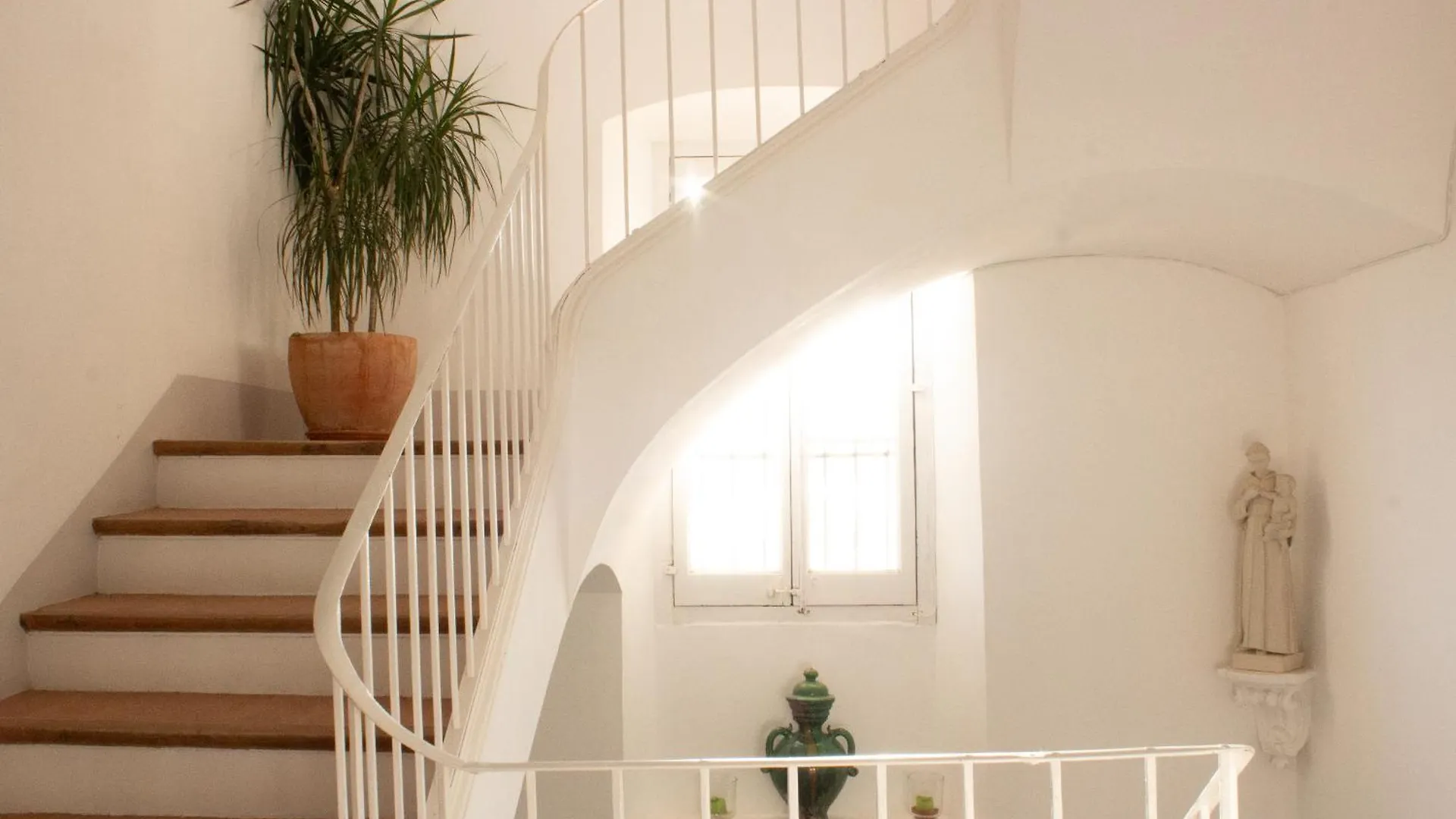 Country house Can Rovira: Neoclassical Mansion Near Barcelona Alella